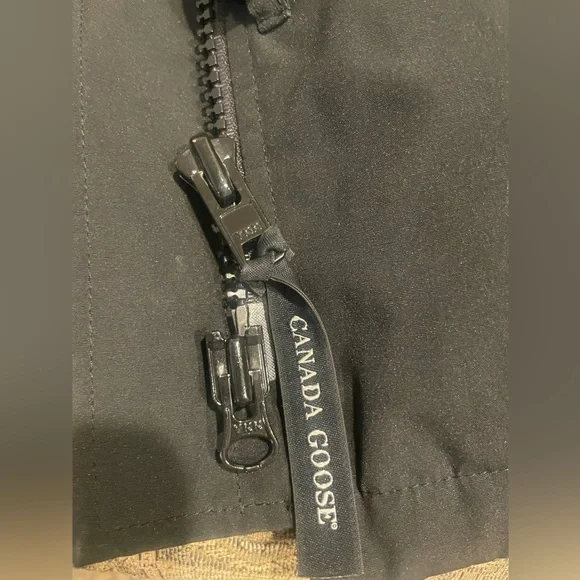 EUC Authentic Women’s Medium black Canada Goose jacket Montebello - Picture 6 of 10